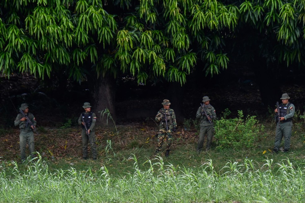 Militares venezuelanos são posicionados perto da fronteira com a Colômbia, em 16 de outubro de 2025. — Foto: Schneyder Mendoza/ AFP