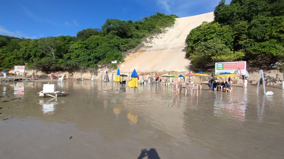 Placas e cerca reinstaladas na praia de Ponta Negra, em Natal — Foto: Idema