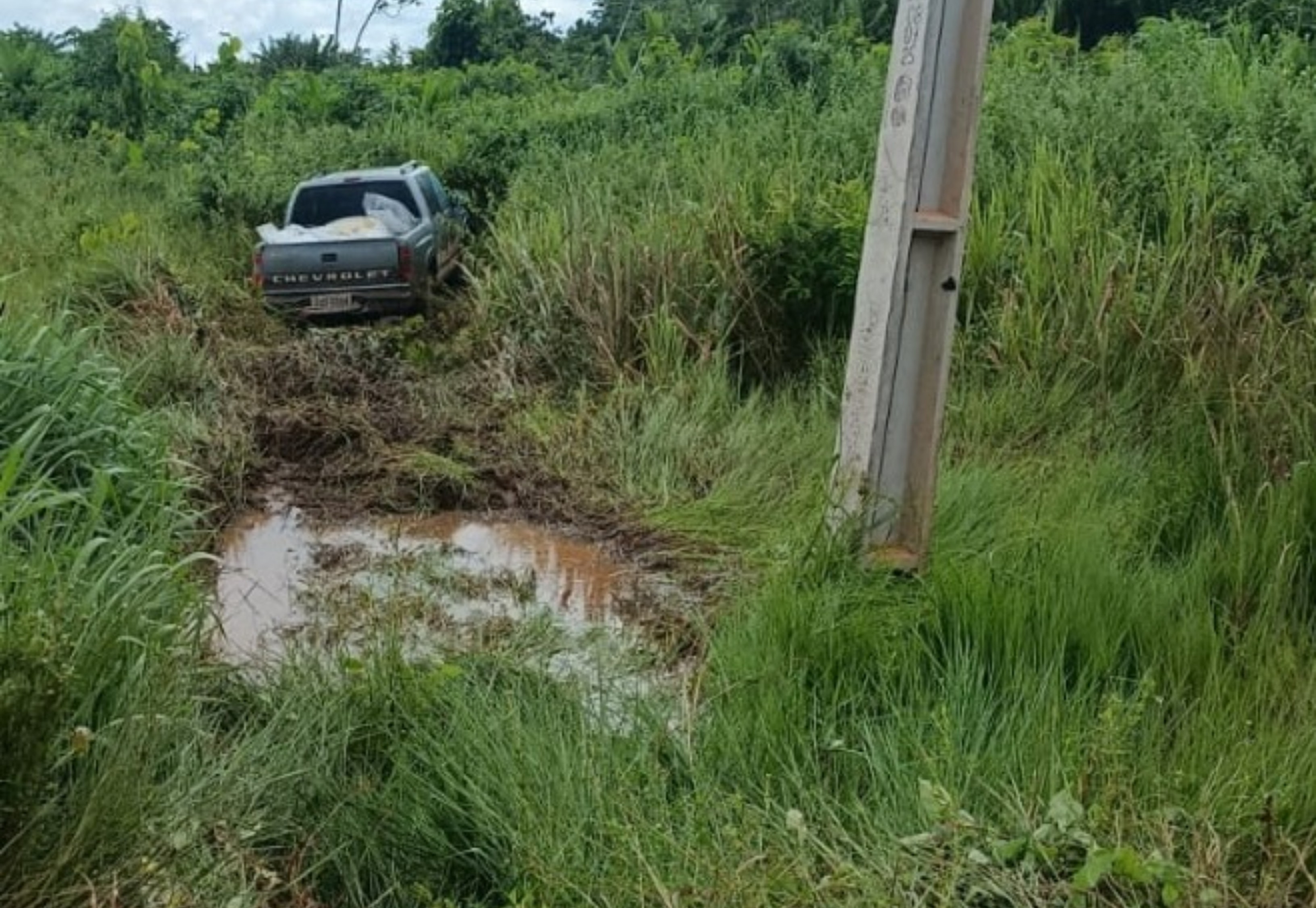 Motorista causa acidente, perde controle e para à beira de barranco em Rorainópolis 