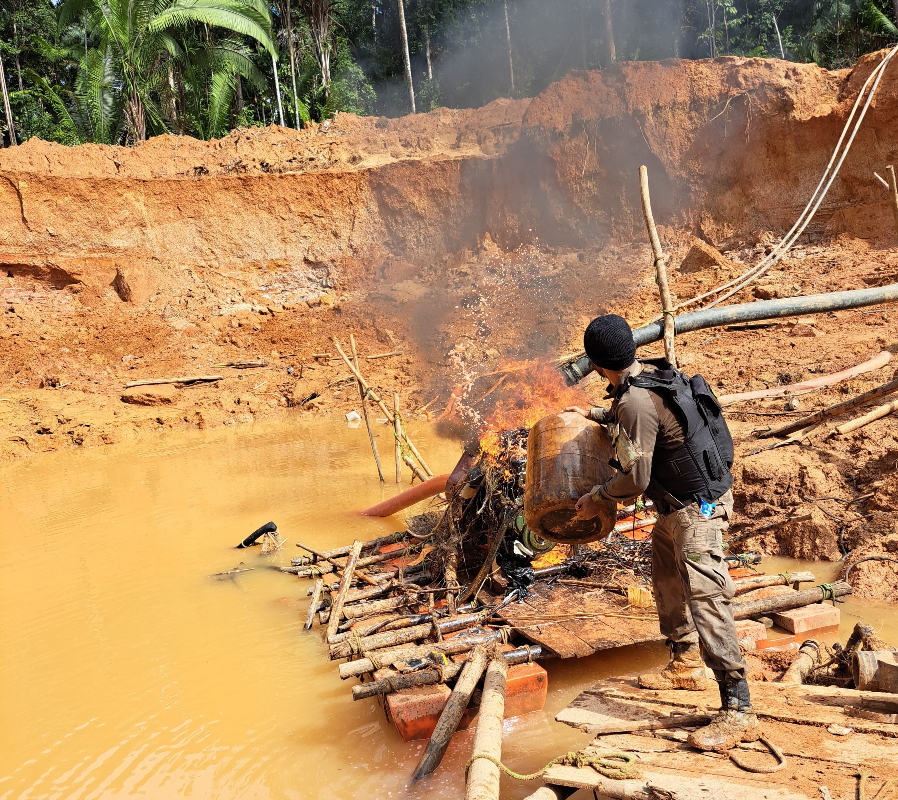 Trator, barcos e gerador de energia são destruídos em operação contra garimpo e desmatamento em RO