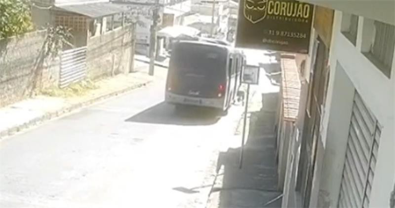 Mulher é atropelada por ônibus ao descer do veículo e cair; vídeo mostra acidente