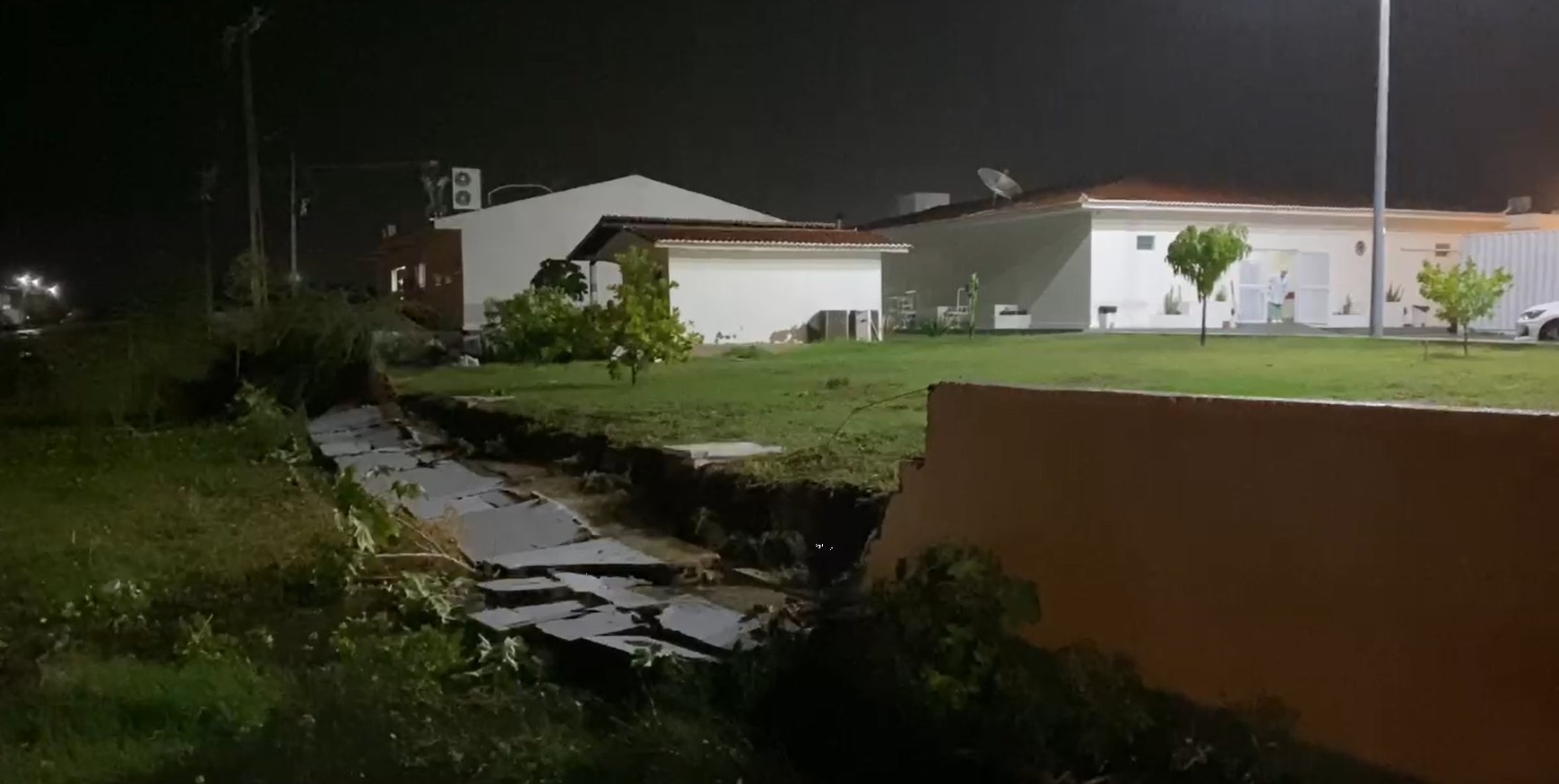 
Muro do Hospital Regional de Sousa cai durante tempestade; PB está sob alerta de chuvas intensas