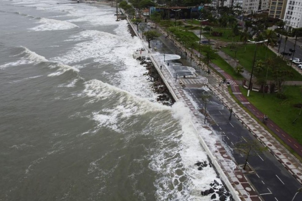 Mar invadindo faixa de areia e calçada em Santos (SP) — Foto: Prefeitura de Santos/Arquivo Carlos Nogueira