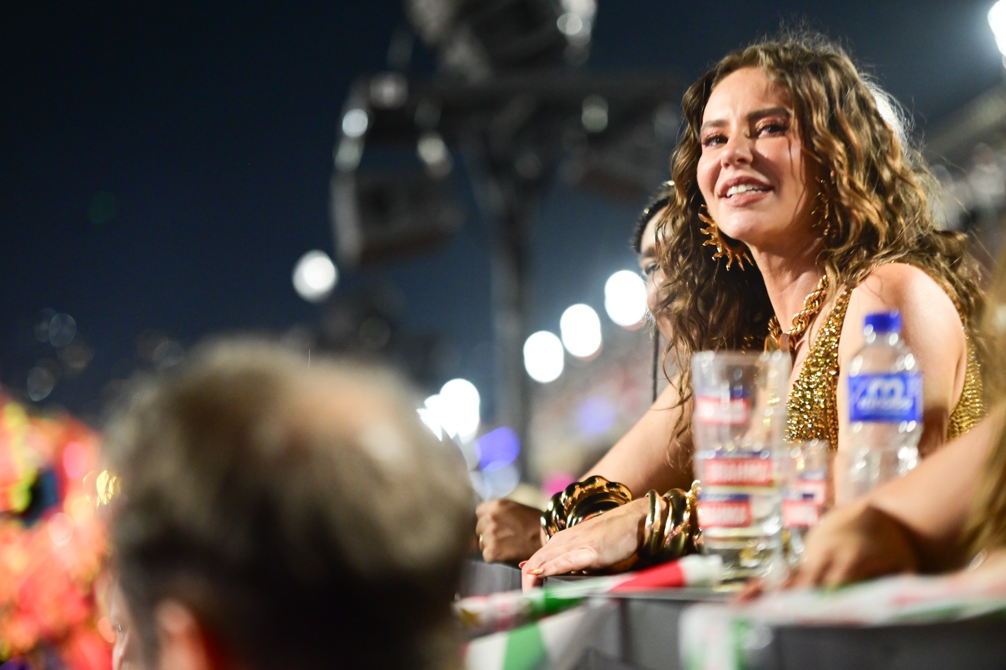 Paolla Oliveira celebra desfile da Grande Rio e acompanha bateria na Sapucaí; veja FOTOS