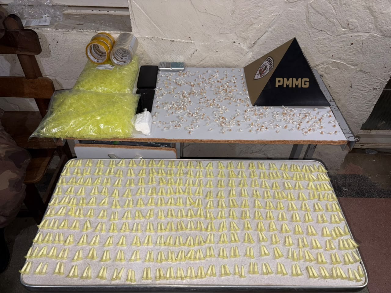 PM encontra 500 pinos de cocaína e mais de 400 pedras de crack escondidos em lote vago e prende casal em Montes Claros