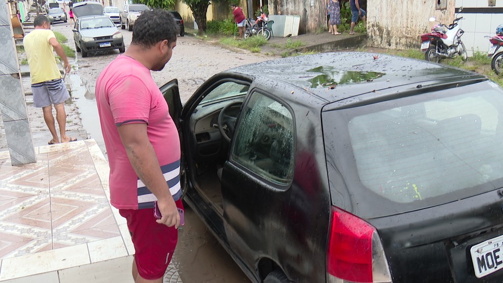 homem-carro-6- Homem sobe em carro para evitar que veículo seja levado durante chuvas em João Pessoa: 'Só deu tempo salvar as vidas'