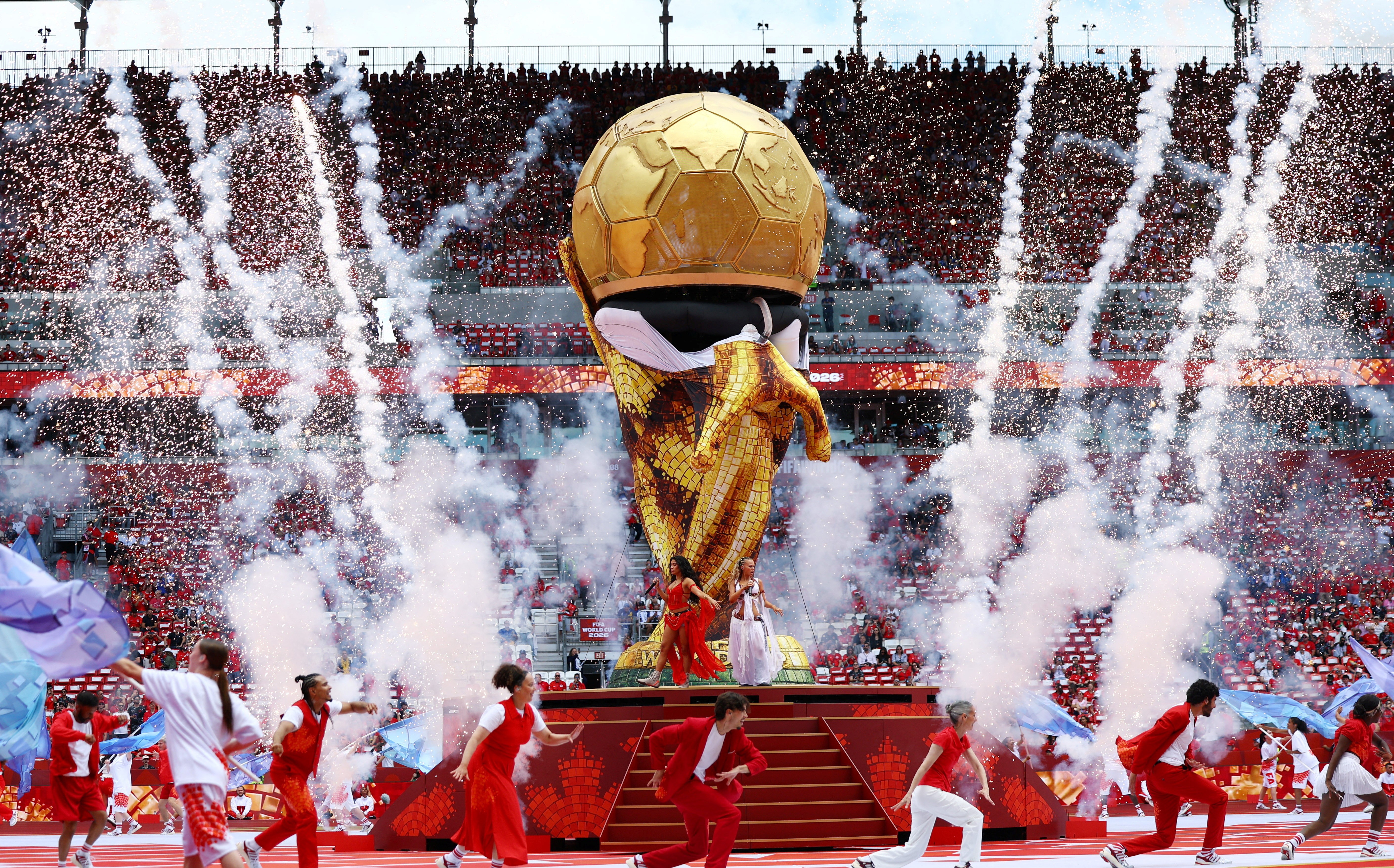 Caiu o pano: taça gigante na cerimônia de abertura da Copa no Canadá dá problema e público ri; veja reações