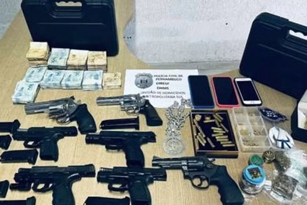 Armas e dinheiro apreendidos pela Polícia Civil durante a Operação Revocation