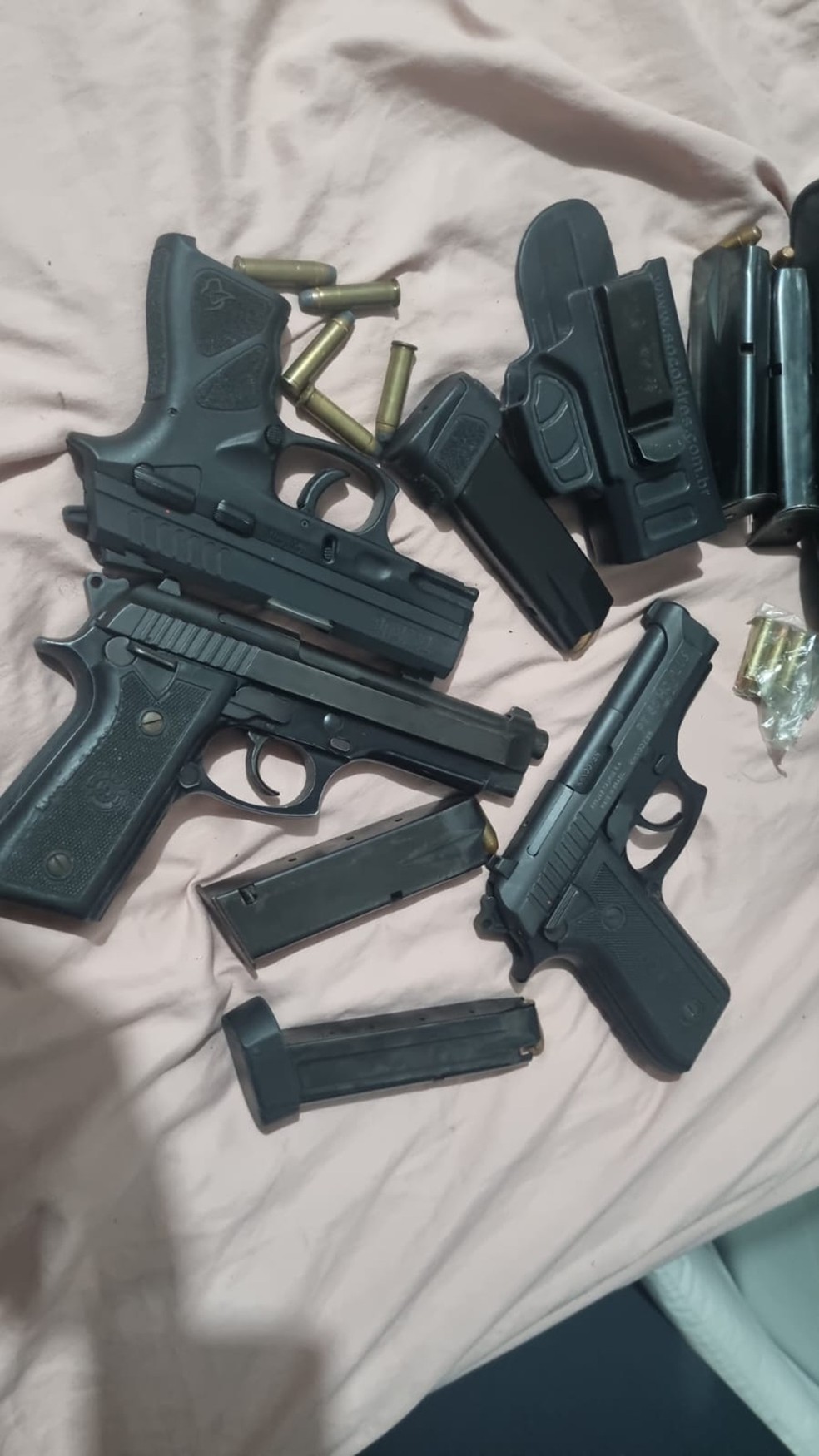 Armas apreendidas com policial militar suspeito de duplo homicídio na Zona Norte de Natal — Foto: PCRN/Divulgação