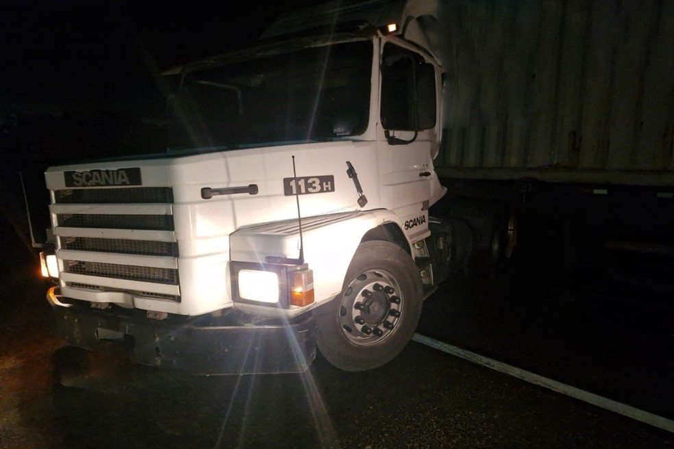 Carreta que provocou o acidente estava com os pneus lisos e foi recolhida ao pátio devido ao mau estado de conservação. — Foto: Reprodução/CCI Artesp