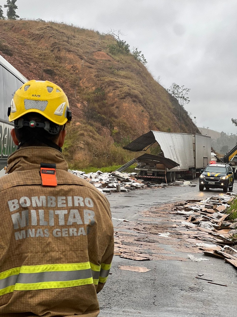 Carga espalhada na BR-116 — Foto: Corpo de Bombeiros