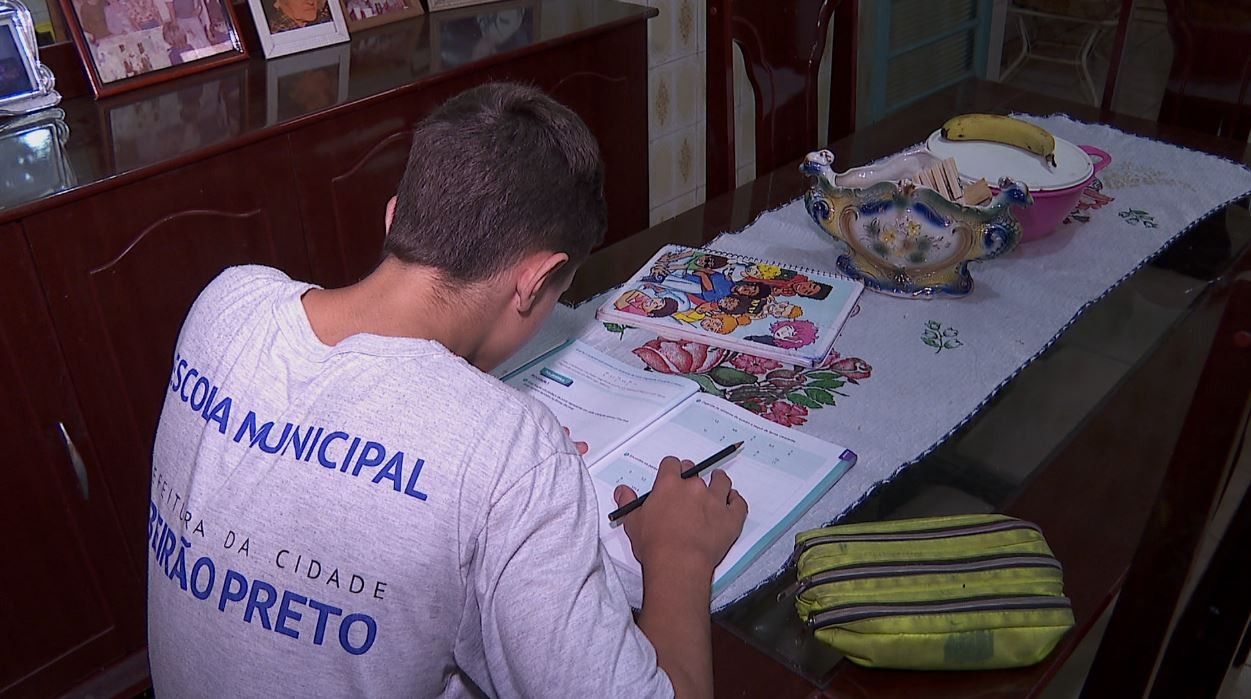 Alunos estão há 2 meses sem professor de matemática em escola de Ribeirão Preto: 'Abandono', diz pai