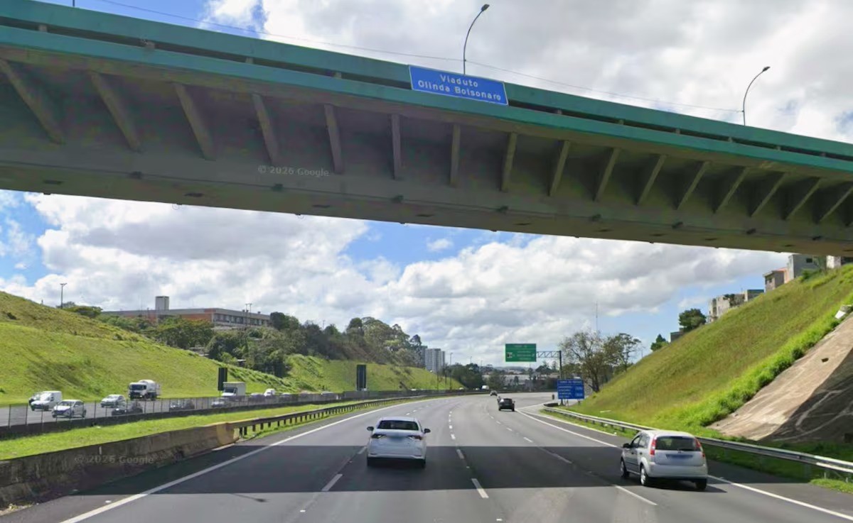 Tarcísio sanciona lei que homenageia mãe de Bolsonaro em viaduto de Diadema 2 anos após placa já ter sido instalada