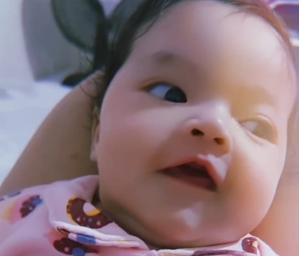 Mãe é presa após filha de menos de 2 meses ser encontrada morta em apartamento com hematomas