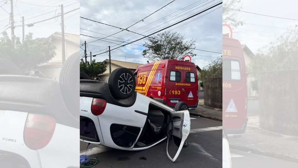2 de 2
Carro capotou em Botucatu e motorista sofreu uma pancada leve na cabe&ccedil;a &mdash; Foto: Corpo de Bombeiros/ Divulga&ccedil;&atilde;o