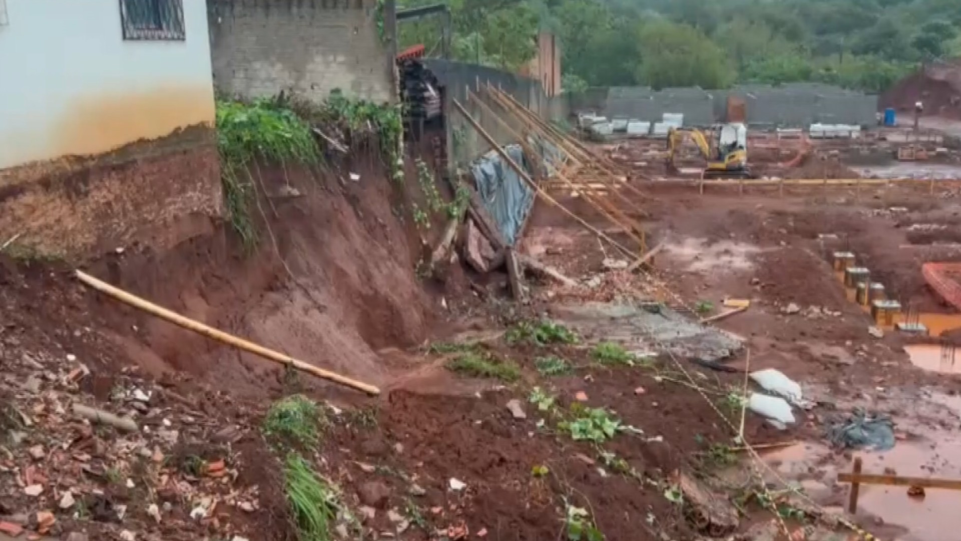 Cenário de destruição urbana após fortes chuvas e alagamentos em áreas do Paraná