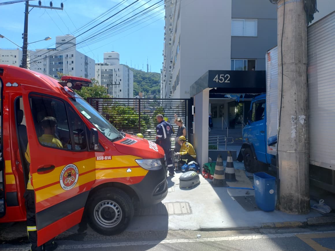 Motorista sofre mal súbito ao volante e é ressuscitado após caminhão invadir prédio em SC