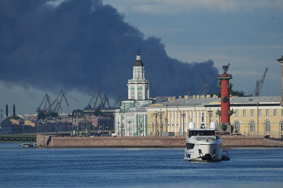 Uma coluna de fumaça preta é vista sobre o porto de São Petersburgo, na Rússia, na quarta-feira, 3 de junho de 2026, após um ataque de drone ucraniano. — Foto: AP