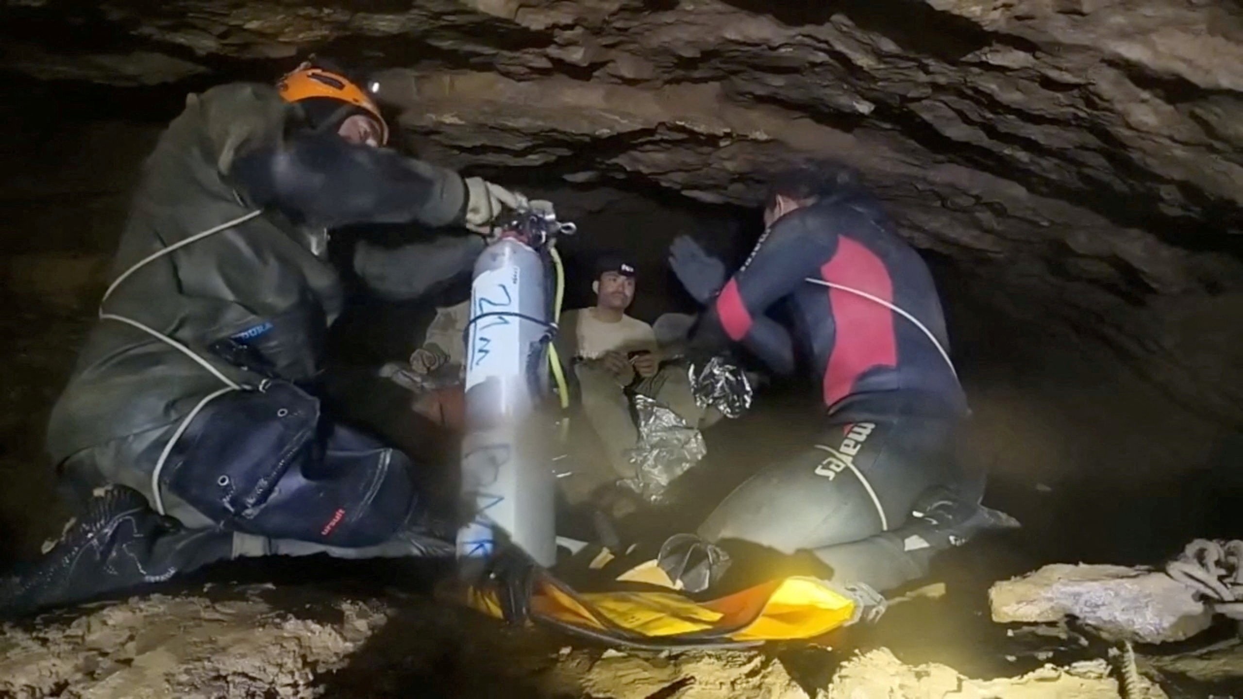Equipes resgatam 5 pessoas presas em caverna inundada no Laos