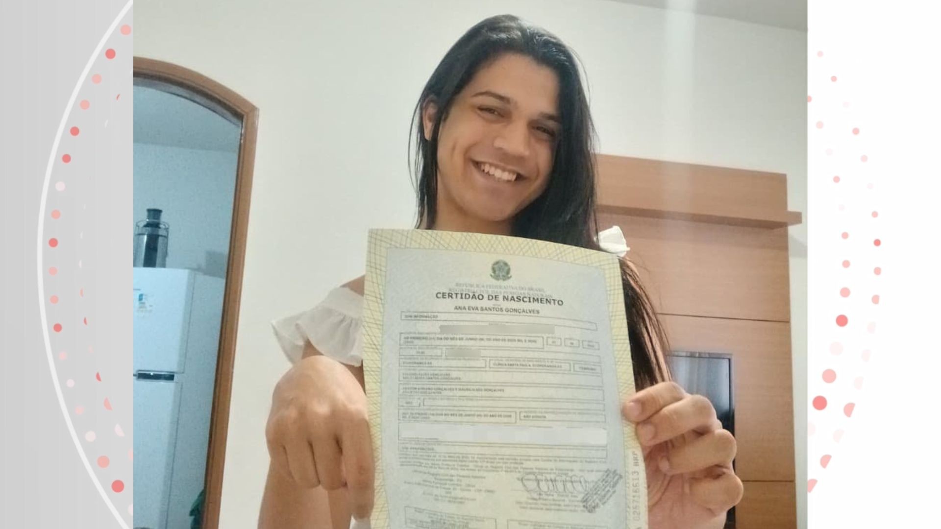 Jovem trans celebra retificação de nome e gênero