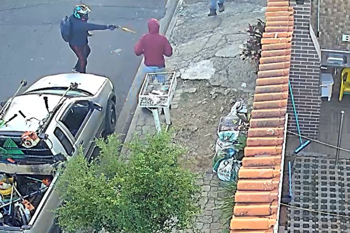 VÍDEO: Criminoso atira à queima-roupa em roubo de celular e vítima sai ilesa em Hortolândia, diz PM