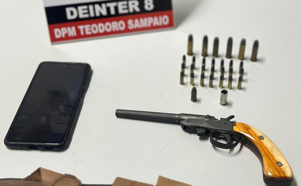 Durante a operação, um homem foi preso por posse ilegal de arma de fogo — Foto: Polícia Civil