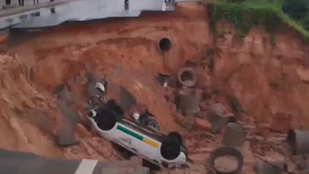 Homem morre em cratera aberta durante forte chuva na Grande Fortaleza — Foto: TV Verdes Mares/Reprodução