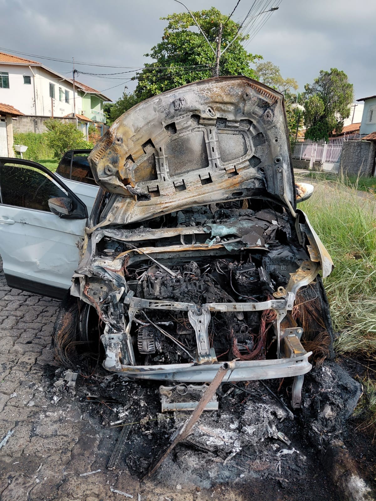 Carro pega fogo após ser atingido por outro veículo em Resende