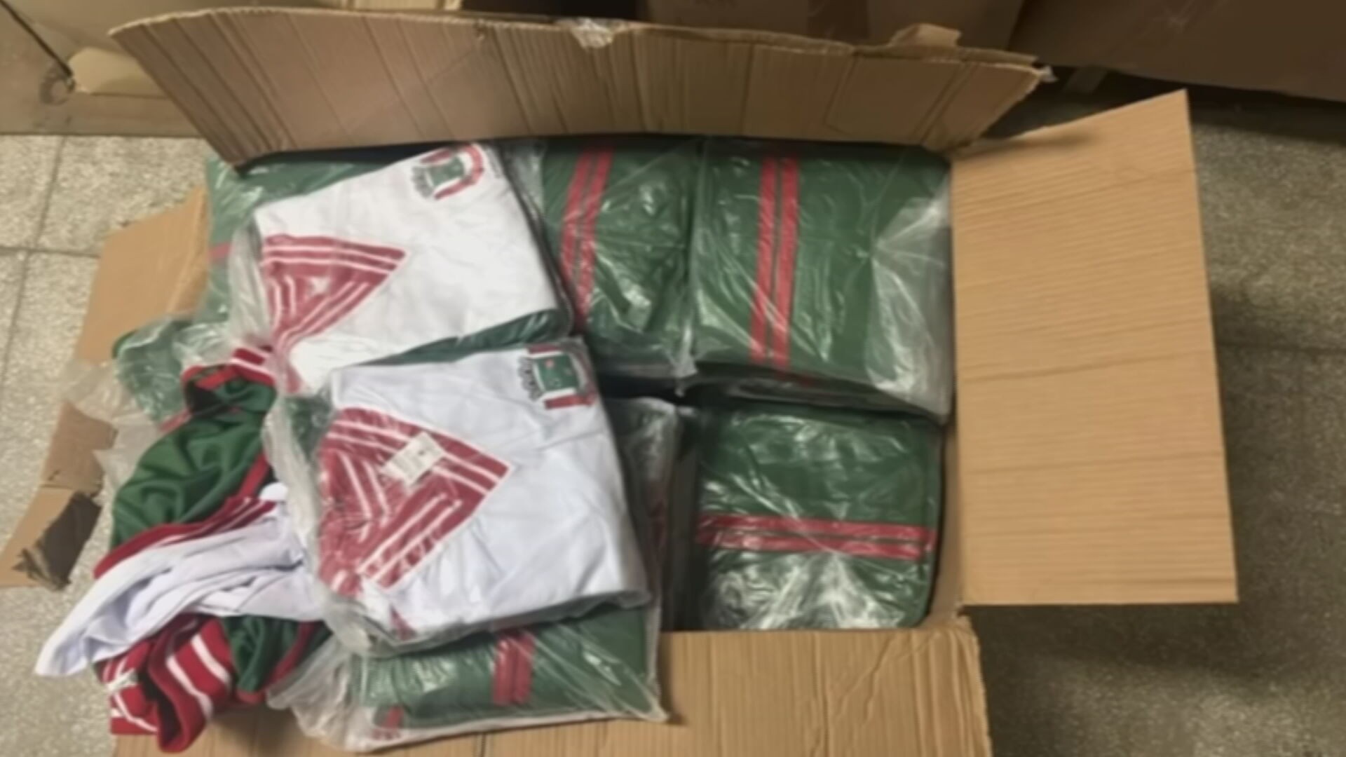 Fiscalização do TCE em cidades das regiões de Sorocaba, Jundiaí e Itapetininga revela material escolar sem uso e armazenado no chão 