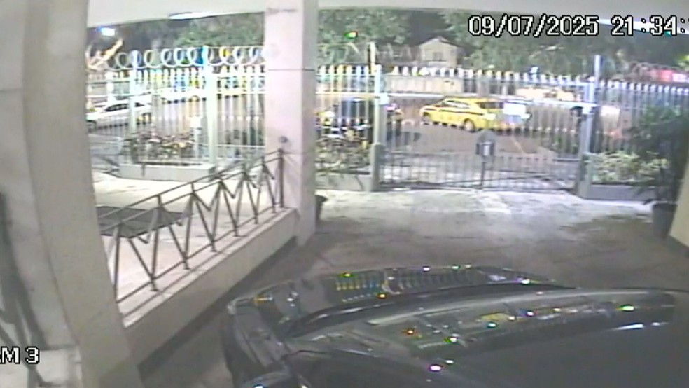 Táxi usado pelos bandidos — Foto: Reprodução/TV Globo