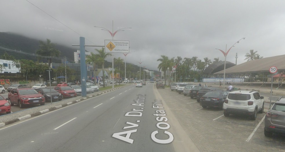 Placa de trânsito antes da ventania