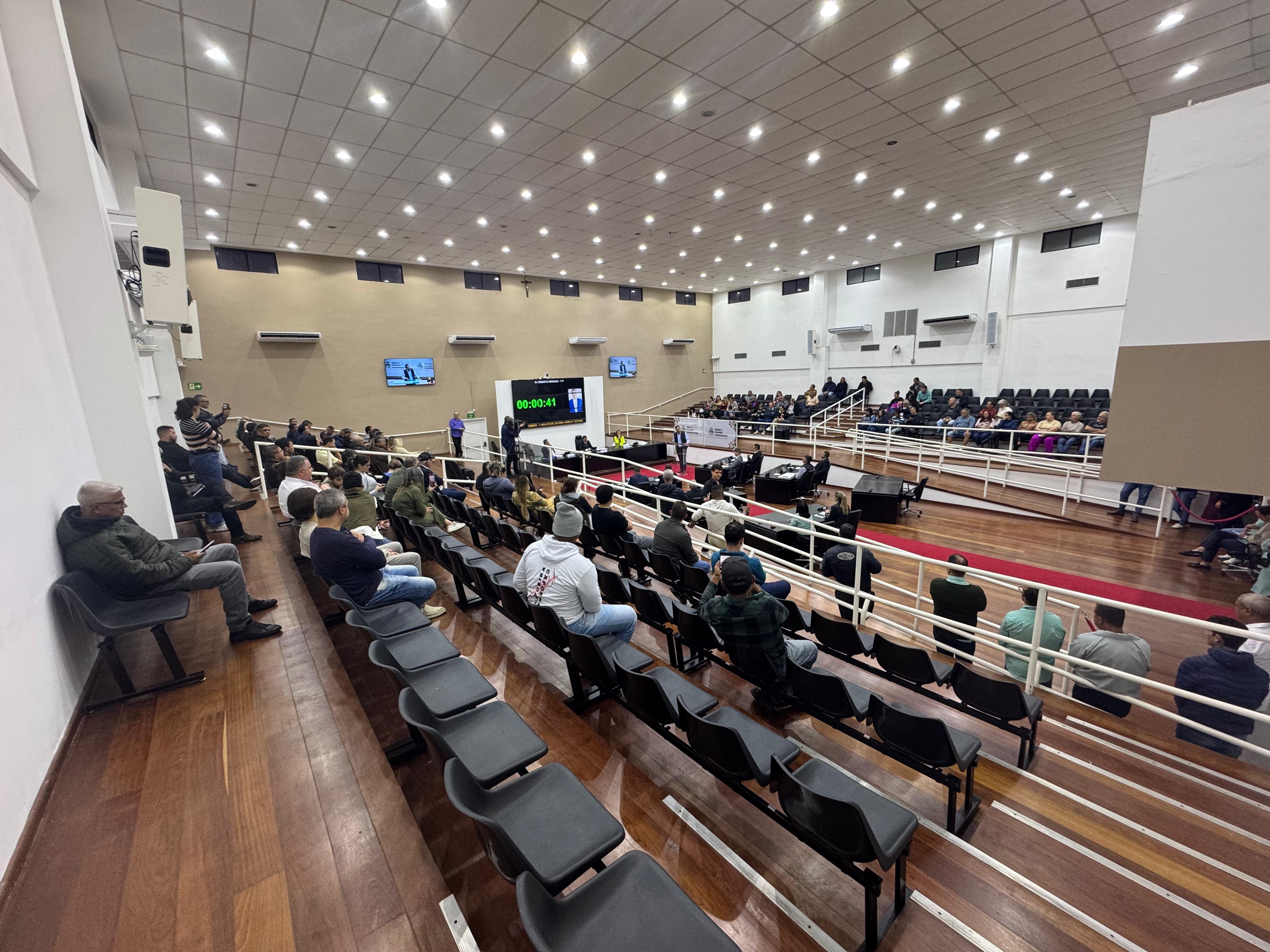 Vereadores aprovam projeto que cria taxa de lixo em Pindamonhangaba; veja como votou cada vereador