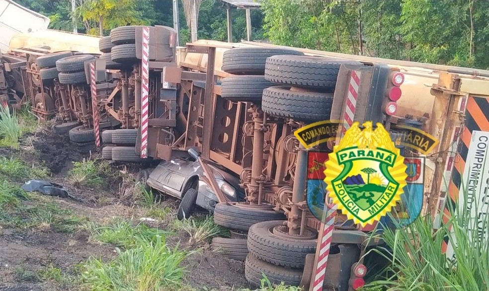 O motorista do carro, de 19 anos, foi resgatado e encaminhado ao Pronto Socorro. — Foto: PRE