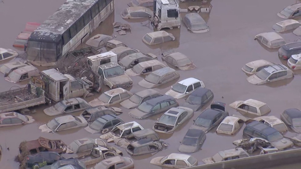 'Cemitério de carros' após enchente no RS — Foto: Reprodução/RBS TV
