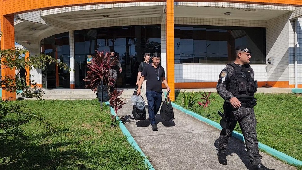 Mandados foram cumpridos na Prefeitura de Ferraz de Vasconcelos — Foto: Alessandro Batata/TV Diário