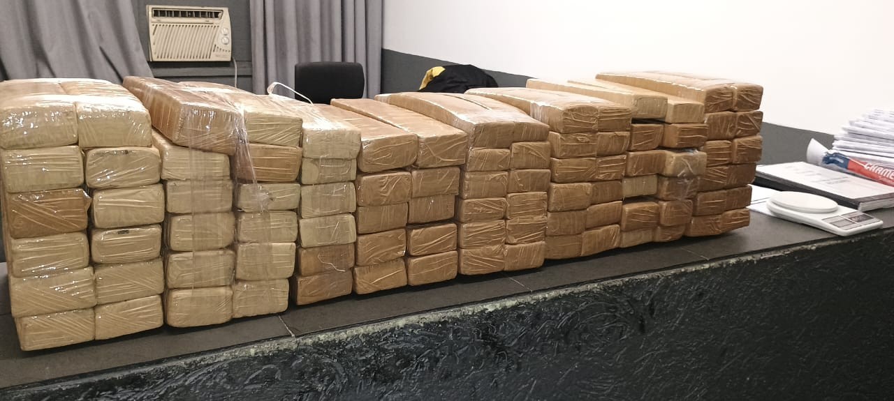 PM apreende carro com 100 kg de maconha após perseguição no litoral de SP 