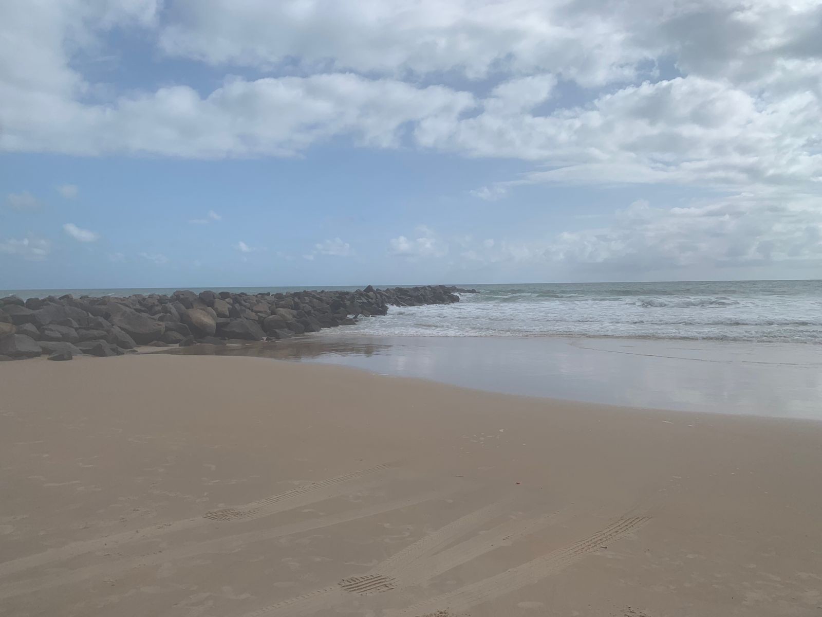 Corpo é encontrado na praia de Areia Preta em Natal