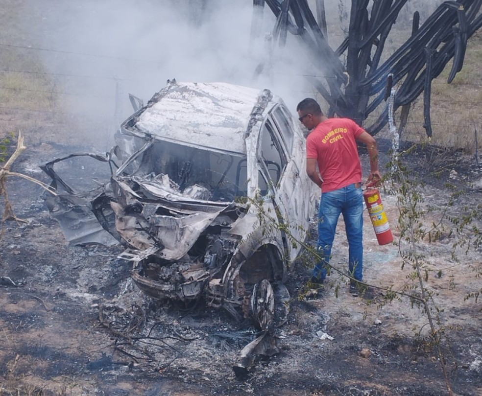 Carro bate de frente com outro e pega fogo na BA-120, próximo a Riachão do Jacuípe e Conceição do Jacuípe — Foto: Brigada Voluntários Anjos Jacuipenses