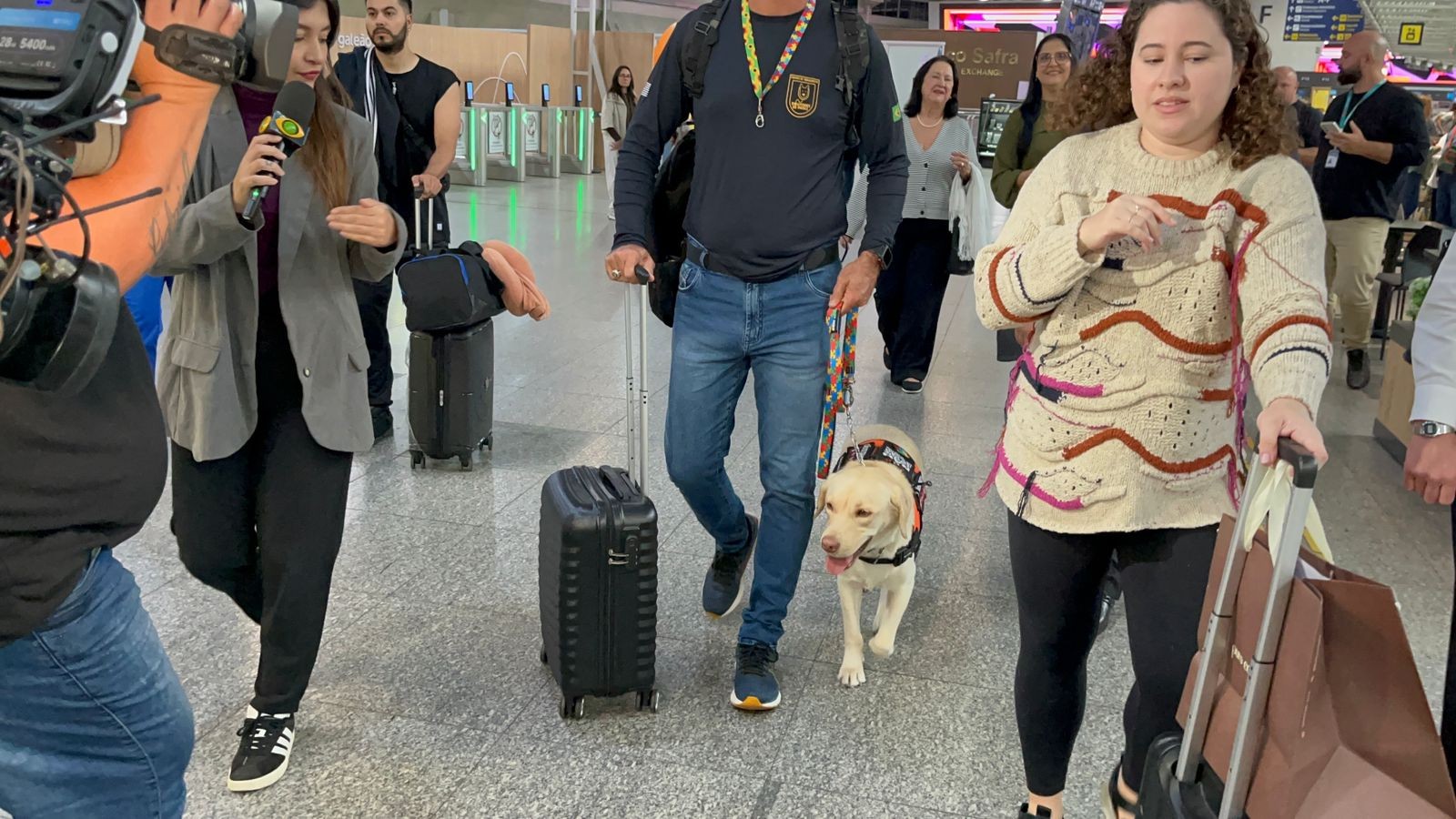 Teddy, cão que dá suporte a menina autista, embarca para Portugal junto com treinador