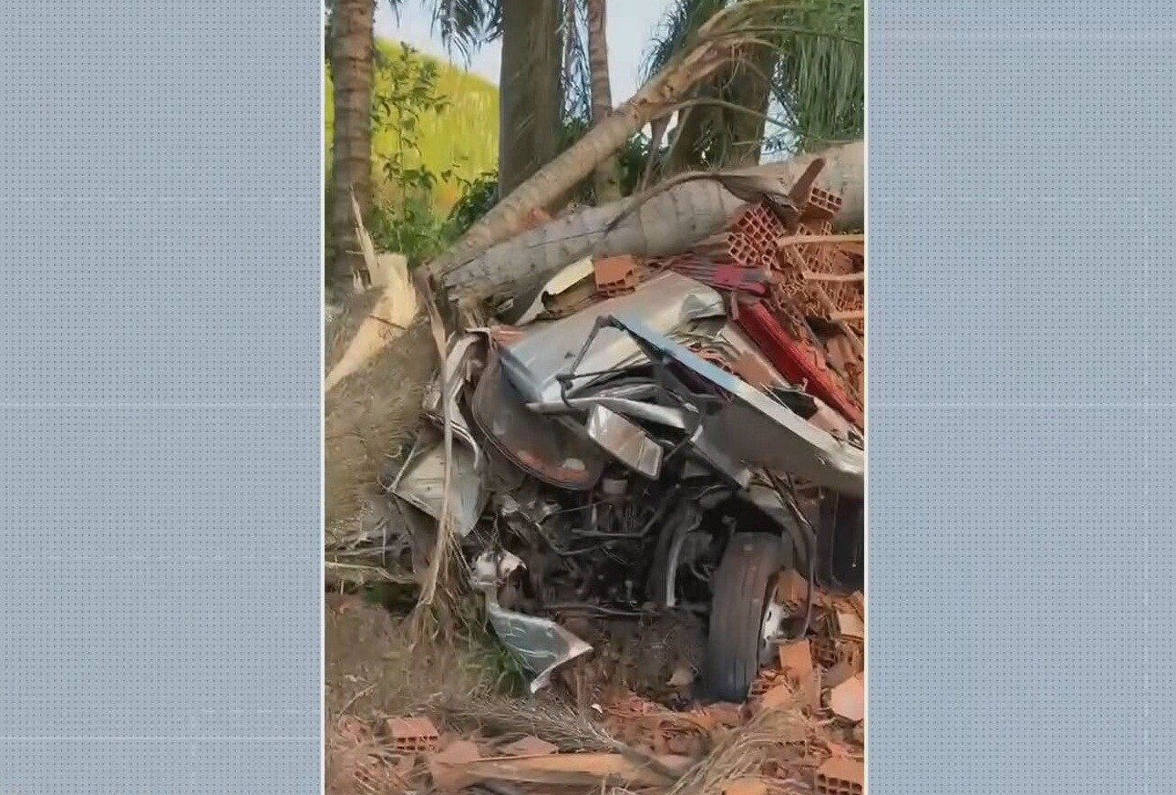 Acidente entre caminhão e carro deixa um morto e três feridos na rodovia PE-60, no Grande Recife