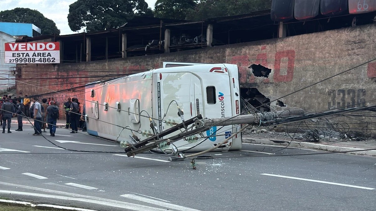 VÍDEO: ônibus do Transcol tomba com vários passageiros em Cariacica, ES