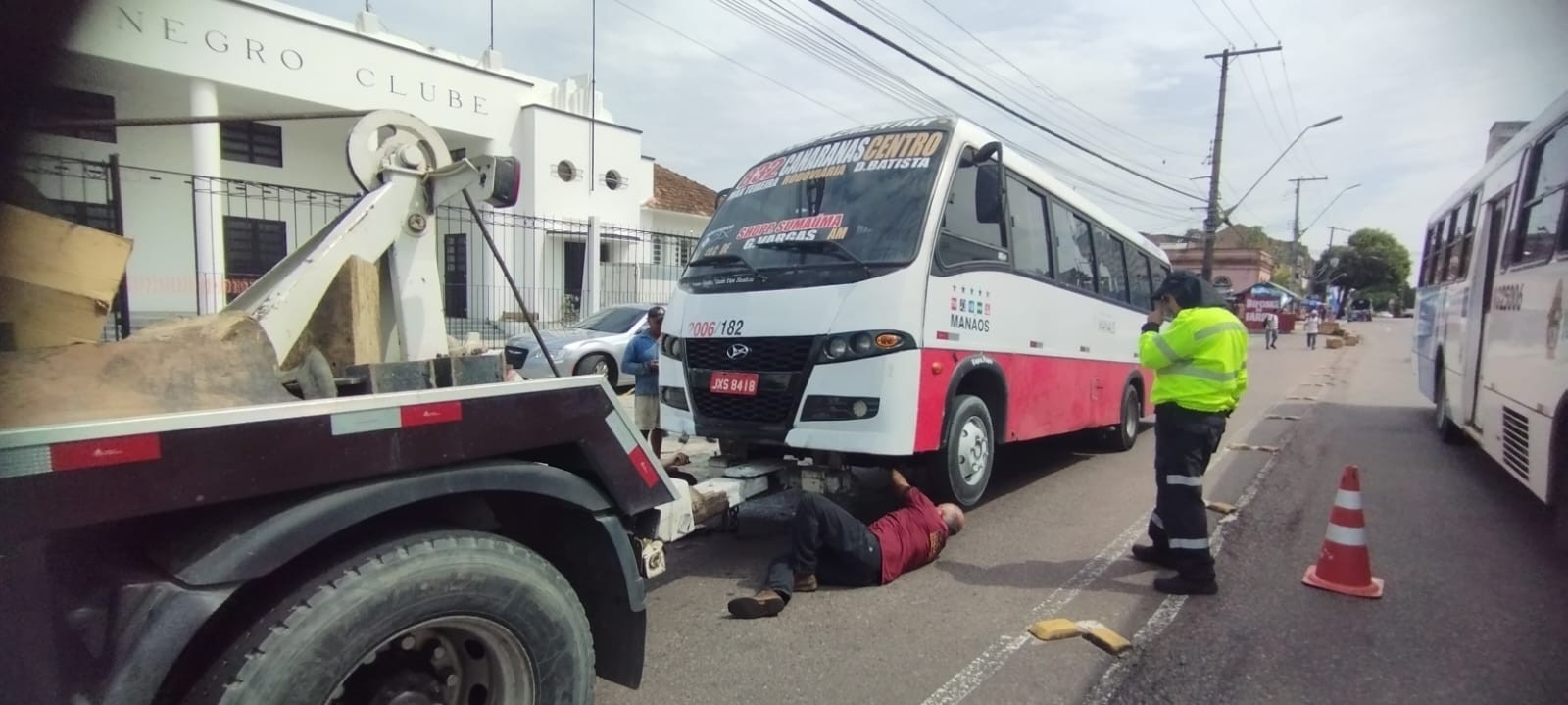 Micro-ônibus com risco de incêndio é apreendido durante fiscalização no Centro de Manaus