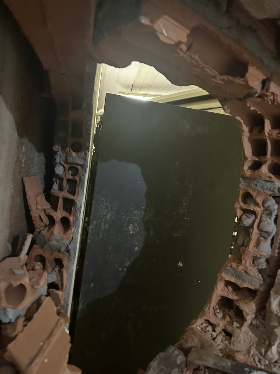 Buraco conectava centro religioso a cela do Presídio de Ibirité — Foto: Redes sociais