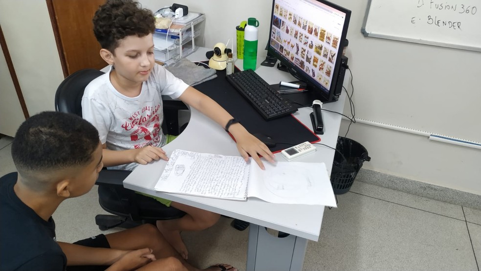 Para o desenvolvimento do livro, Rodrigo teve orientação no NAAHS — Foto: Arquivo pessoal/ Marcelo Loureiro