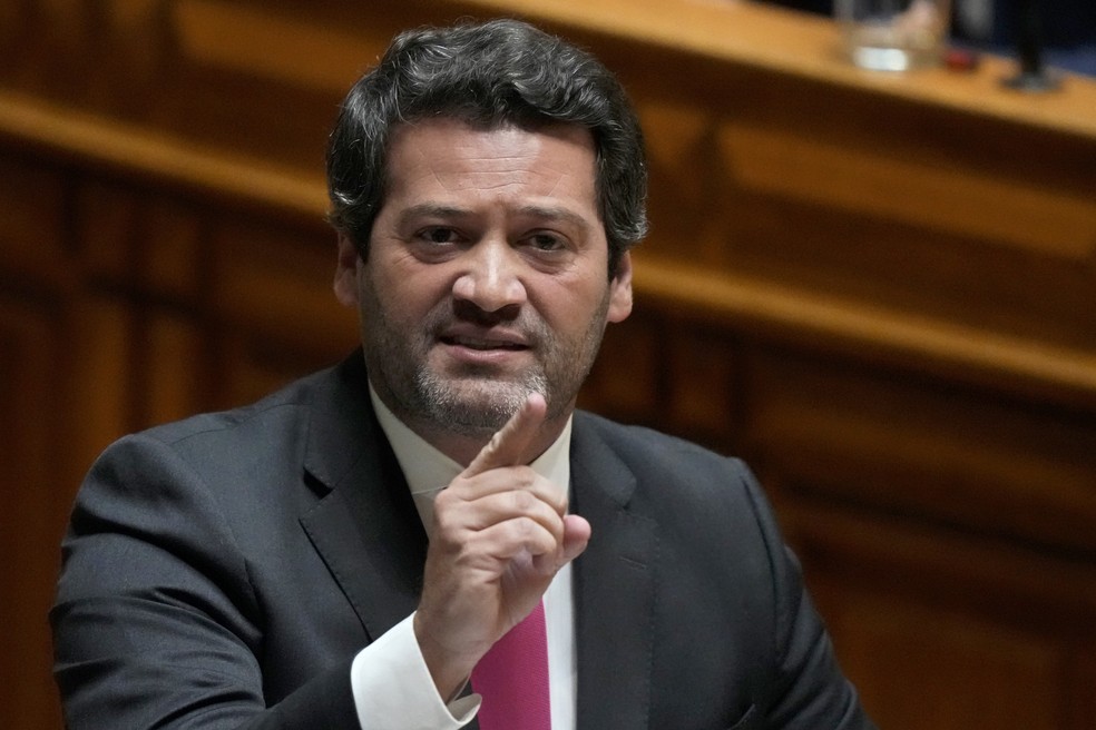 Líder do grupo político Chega, André Ventura, dentro do Parlamento português em 22 de março de 2023 — Foto: Armando Franca/AP