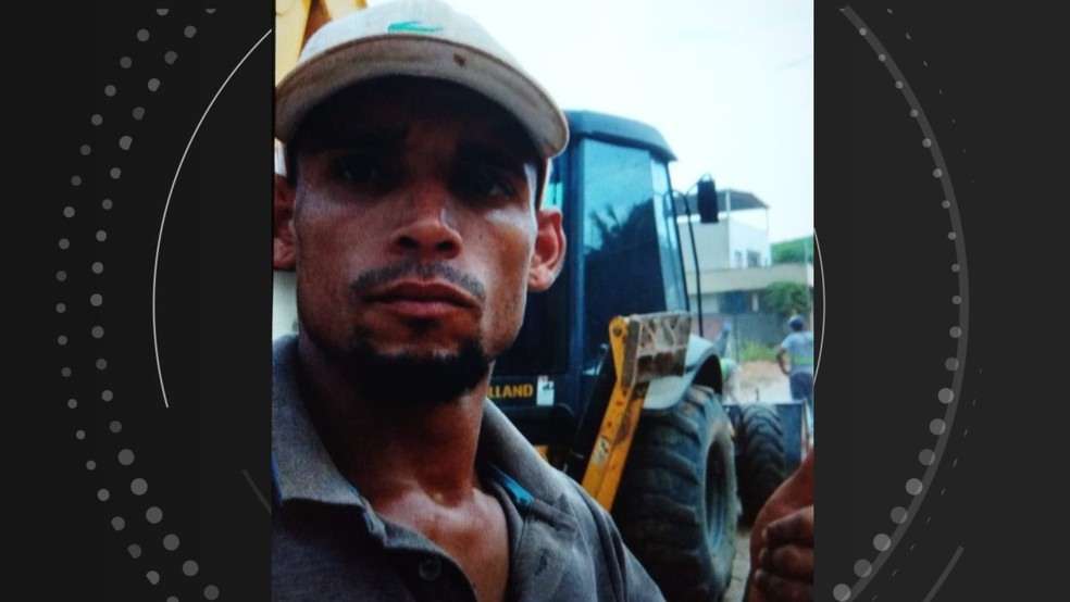 Manoel Silva Júnior foi morto pelo próprio irmão e teve o corpo queimado e jogado às margens da BR-259 em Colatina, Espírito Santo — Foto: Reprodução/TV Gazeta