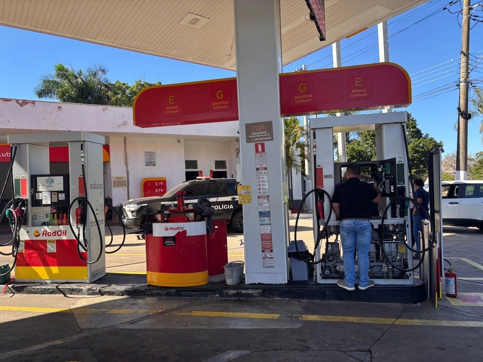 IPEM lacra bombas em posto de combustíveis em Araçatuba (SP) — Foto: Divulgação / IPEM