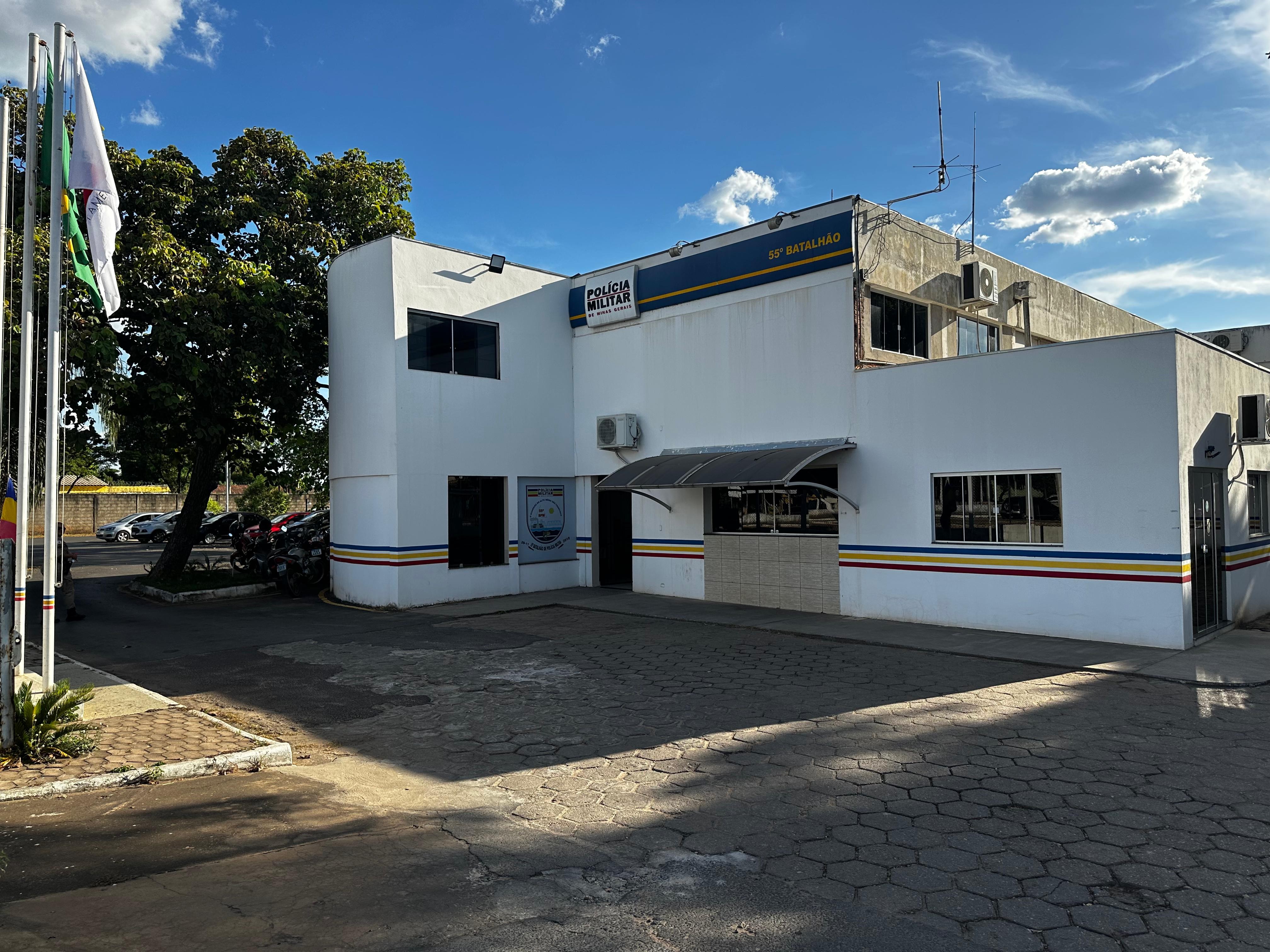 Celular caído no chão ajuda PM a identificar suspeito de matar homem em campo de futebol