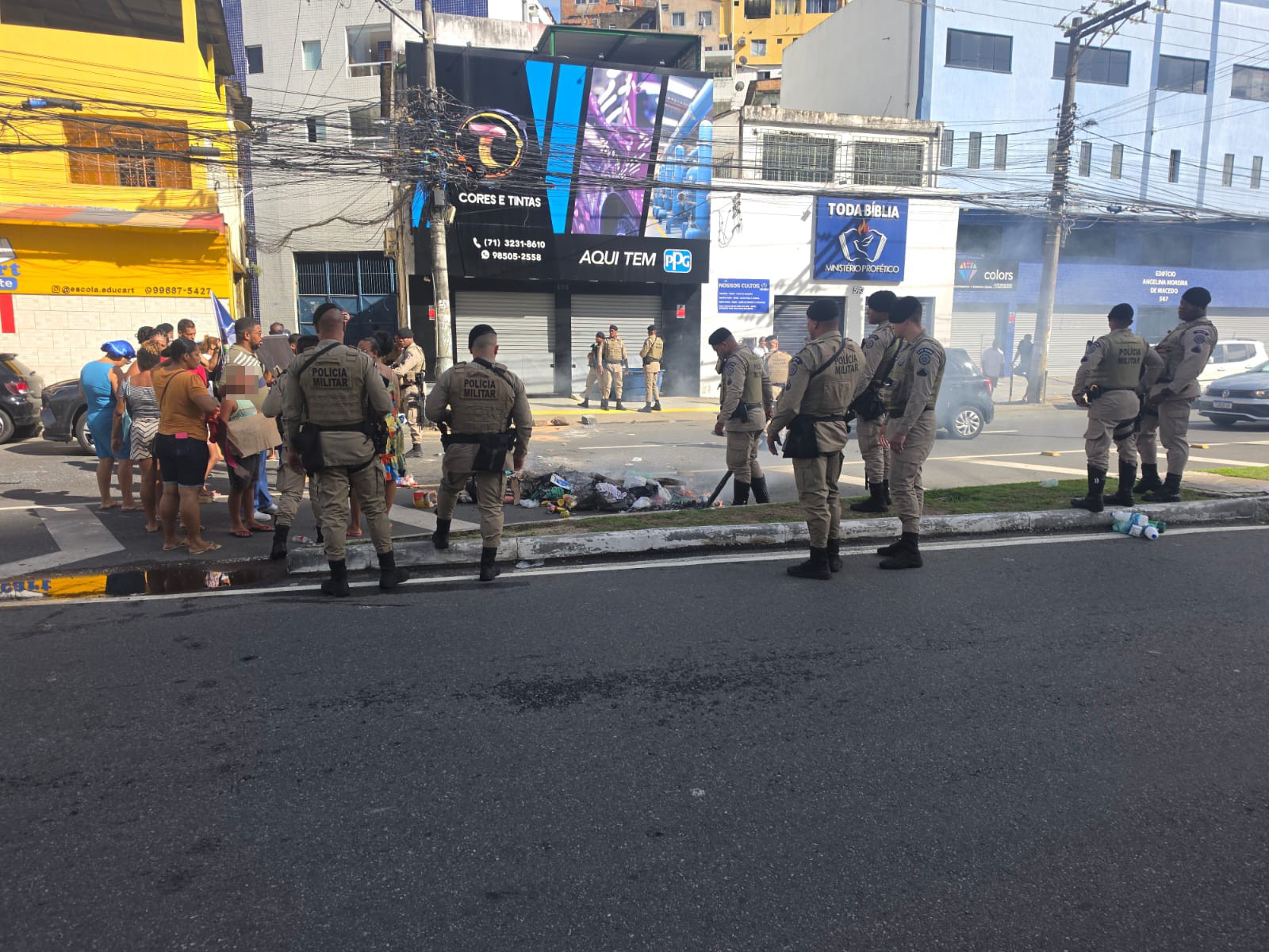 Confronto entre policiais e suspeitos termina com criança morta e tia baleada em Salvador