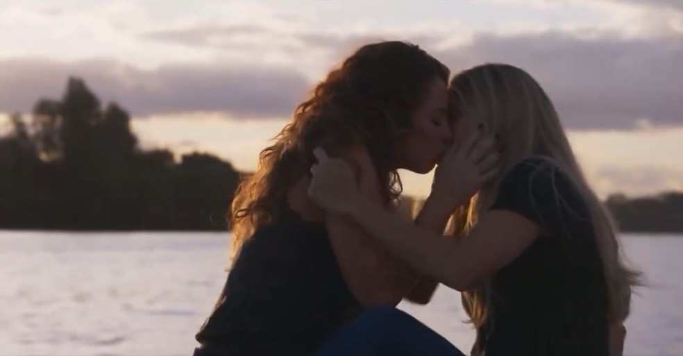 Paolla Oliveira e Nanda Costa se beijam em cena de 'Justiça 2' — Foto: Reprodução